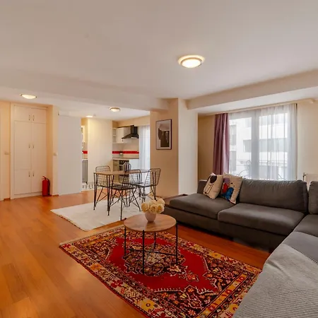 Spacious One Bedroom Apartment *